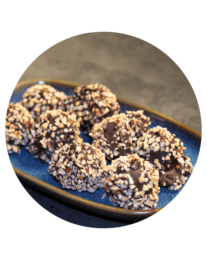 Chokoladekugler m. hasselnød og dadler